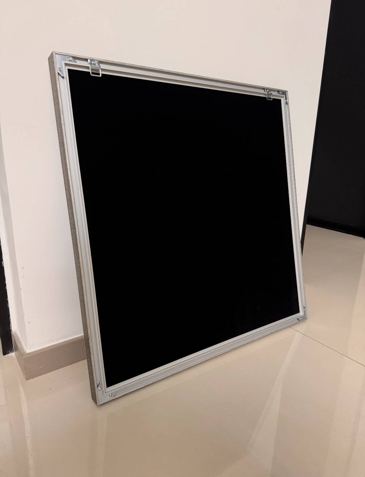 黑色绒面背板与金属内框组成的作品背面